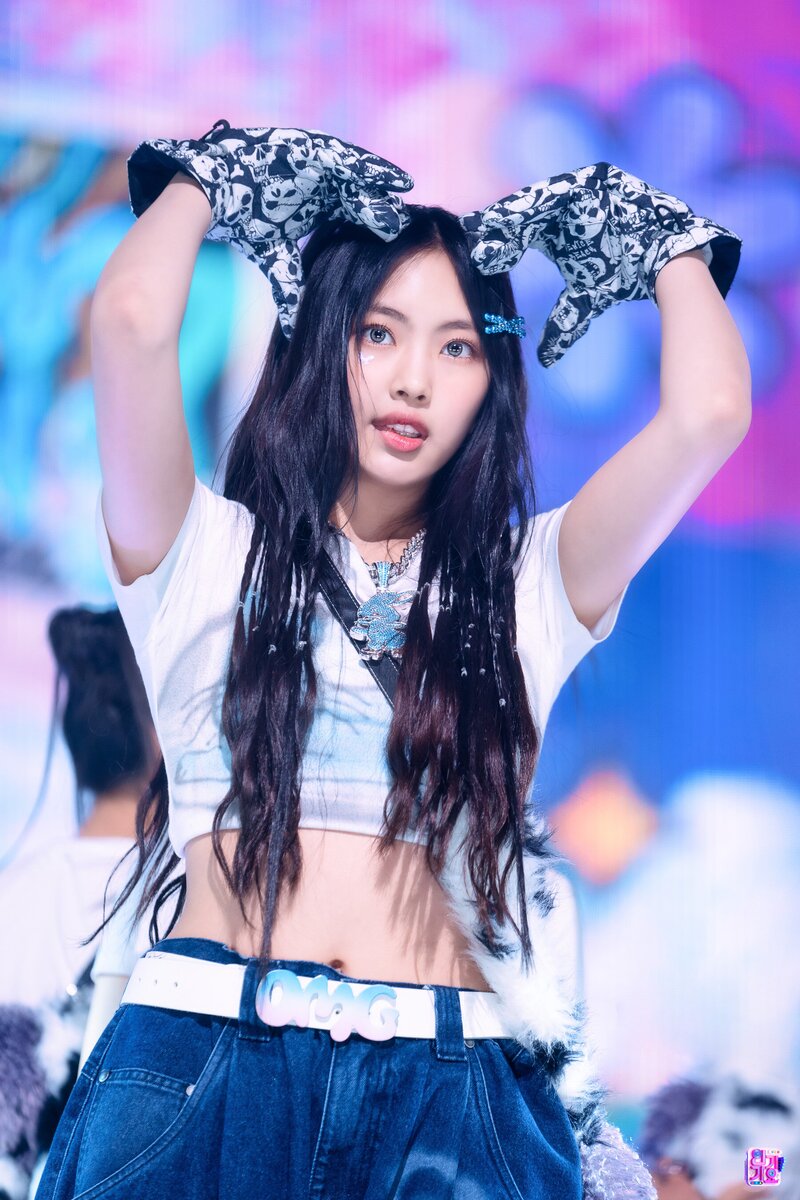 230129 NewJeans Hyein 'OMG' at Inkigayo documents 6