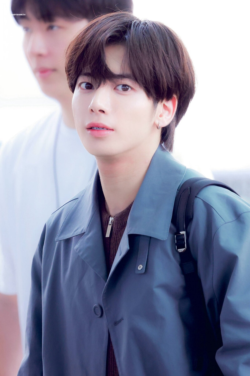 240619 TXT Taehyun at Incheon International Airport documents 1