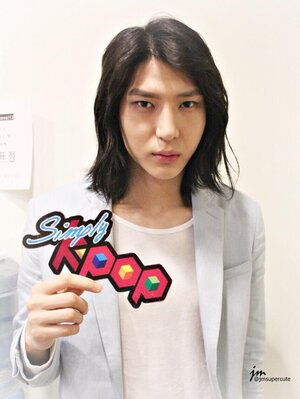 130603 Simply K-Pop Twitter Update with Leo
