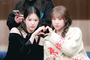 241222 izna Yoon Jiyoon & Choi Jungeun at Apple Music Fansign