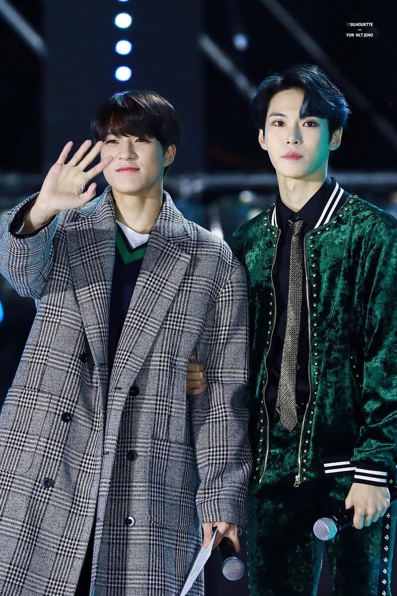 181023 NCT Doyoung and Jeno at The Show documents 7