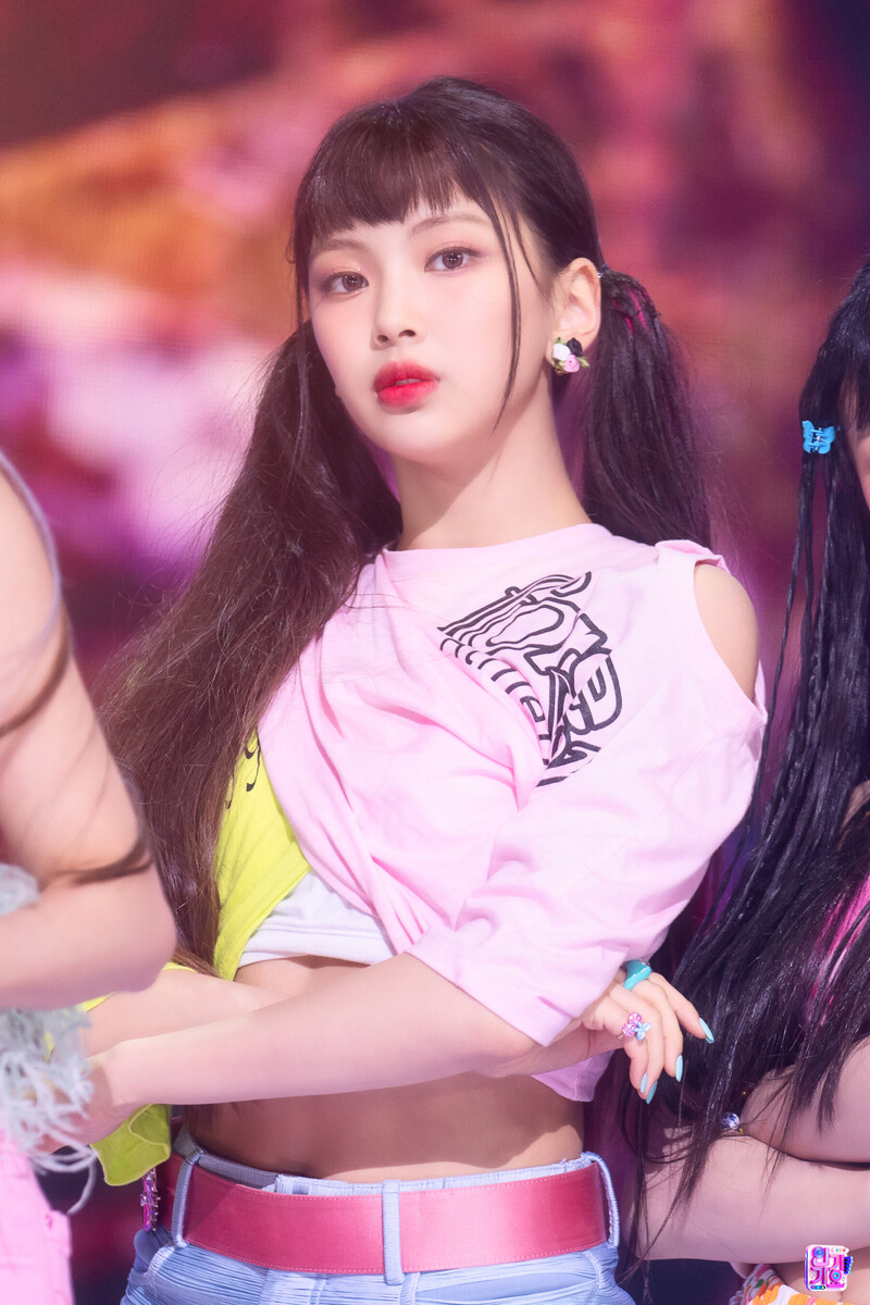 220821 NewJeans Hyein - 'Attention' at Inkigayo documents 23