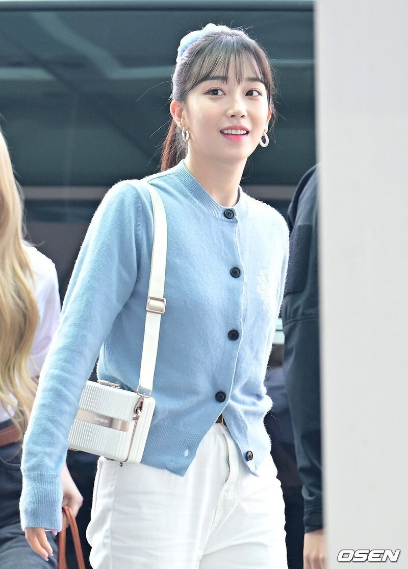 220930 STAYC Sumin at Incheon International Airport departing for KCON Saudi Arabia documents 2