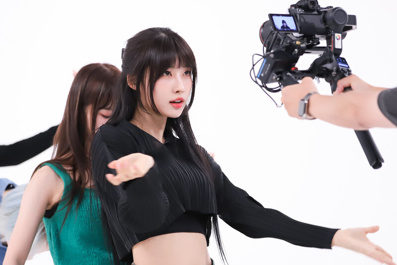 230814 EVERGLOW Sihyeon - Weekly Idol documents 2