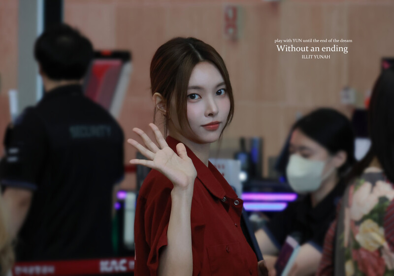 240810 ILLIT Yunah at Gimpo International Airport documents 3