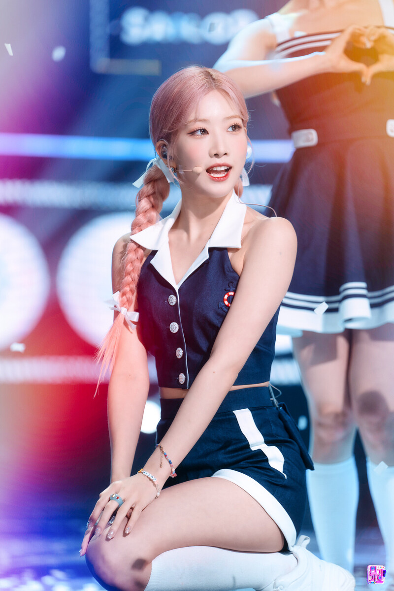 220703 LOONA Kim Lip - 'Flip That' at Inkigayo documents 3