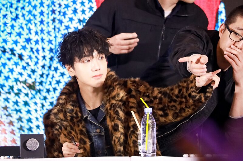 200105 Super Junior Yesung at 'Timeslip' Fansign in Chengdu documents 5