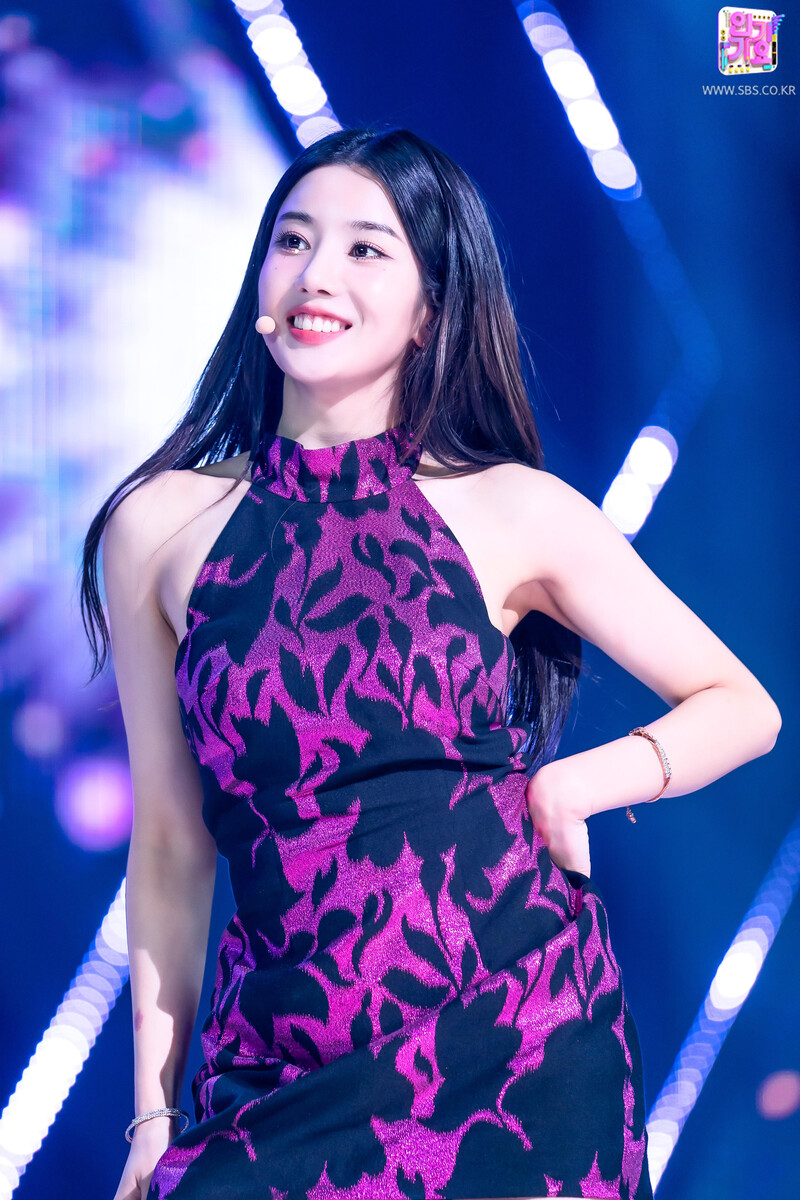 210912 Kwon Eunbi - 'Door' at Inkigayo documents 19