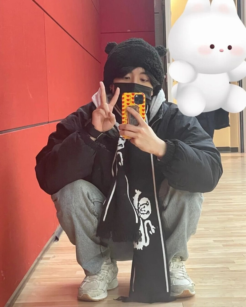 230104 Stray Kids Instagram Update - Han documents 2