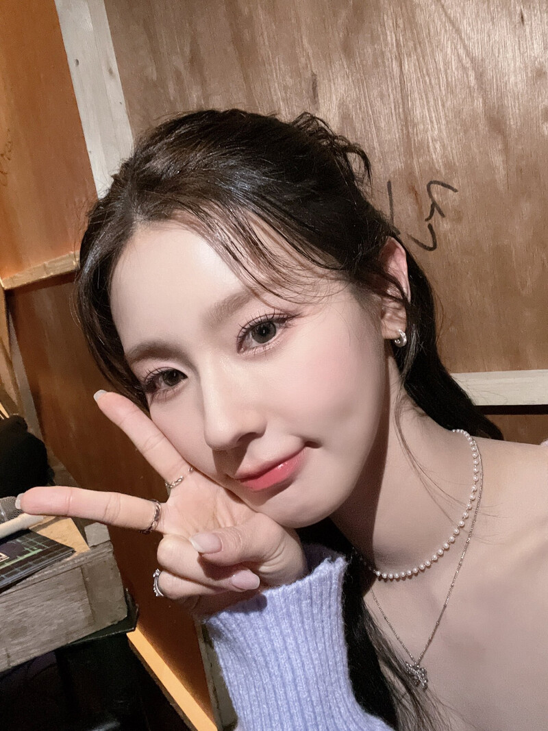 230216 (G)I-DLE Twitter Update - Miyeon documents 1