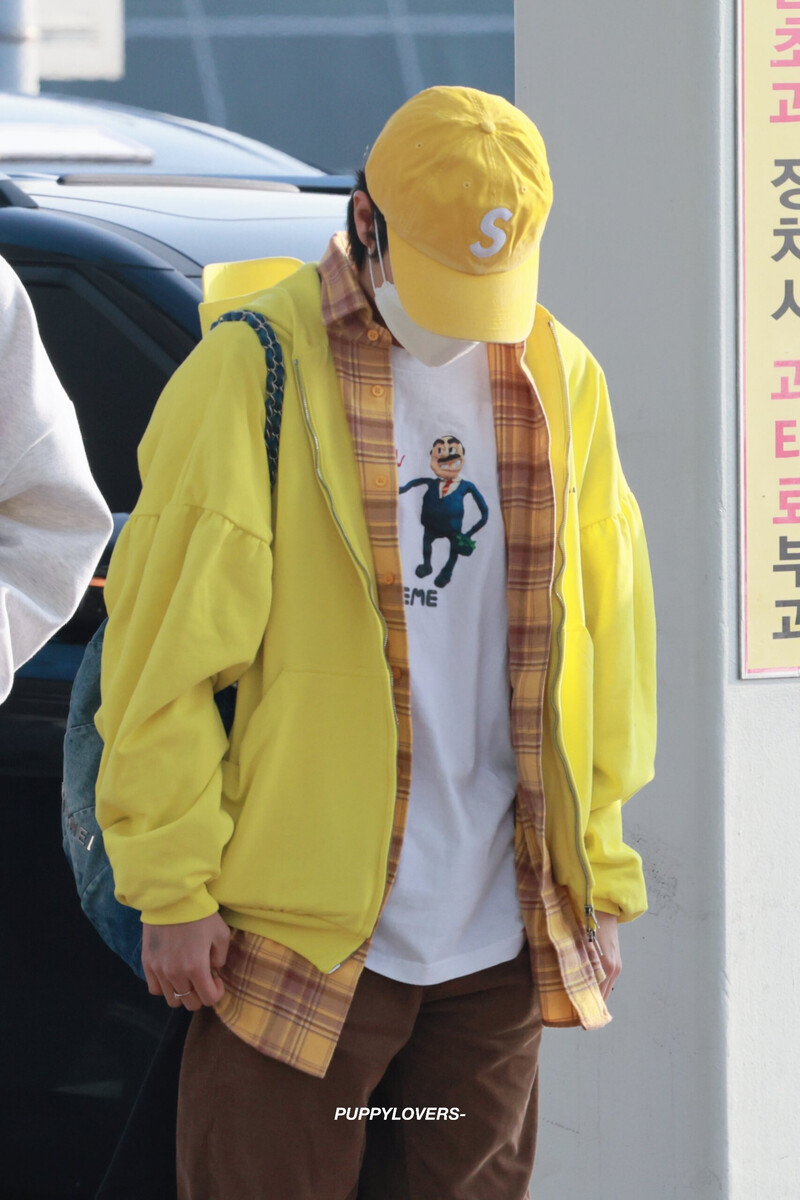 240101 NCT DREAM Renjun at Incheon International Airport documents 3