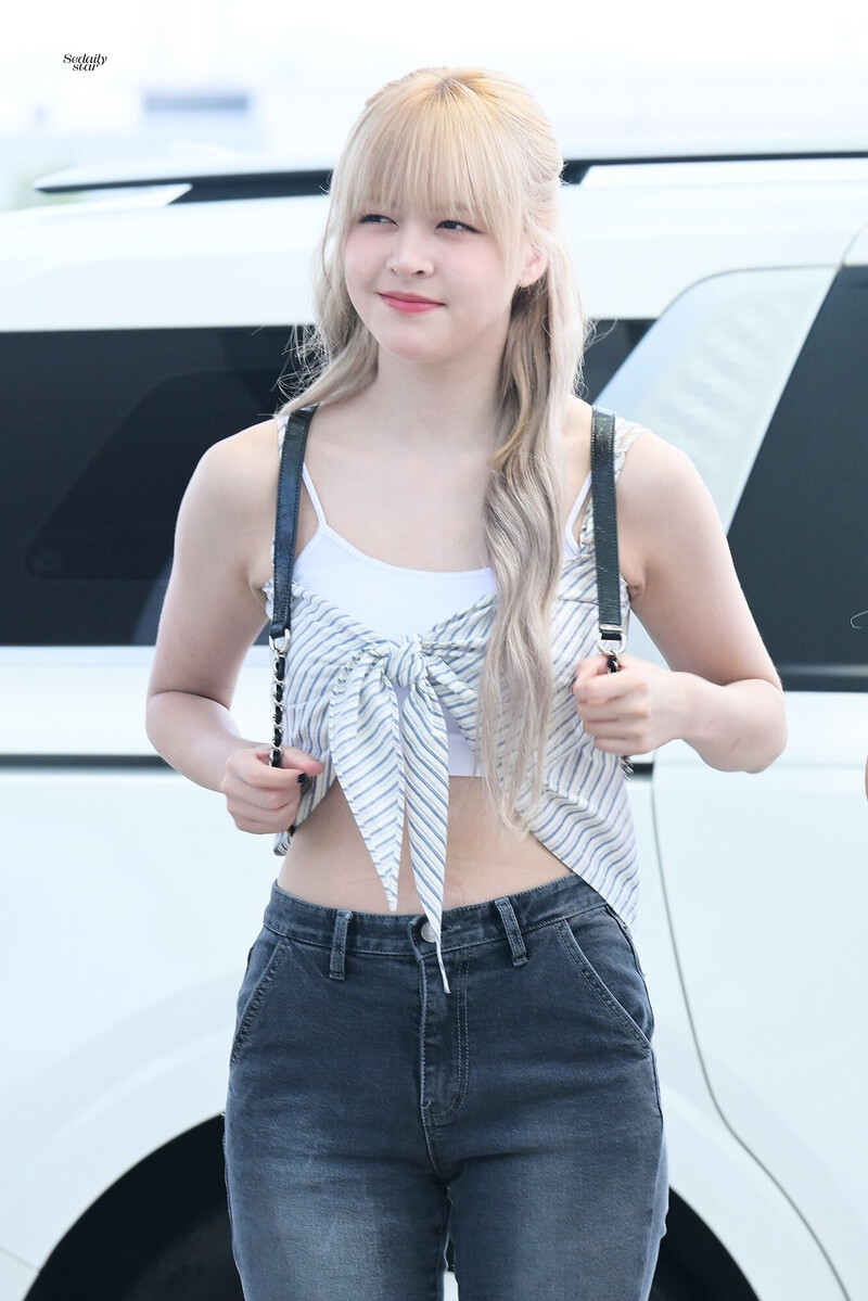 240621 NMIXX Lily at Incheon International Airport documents 3