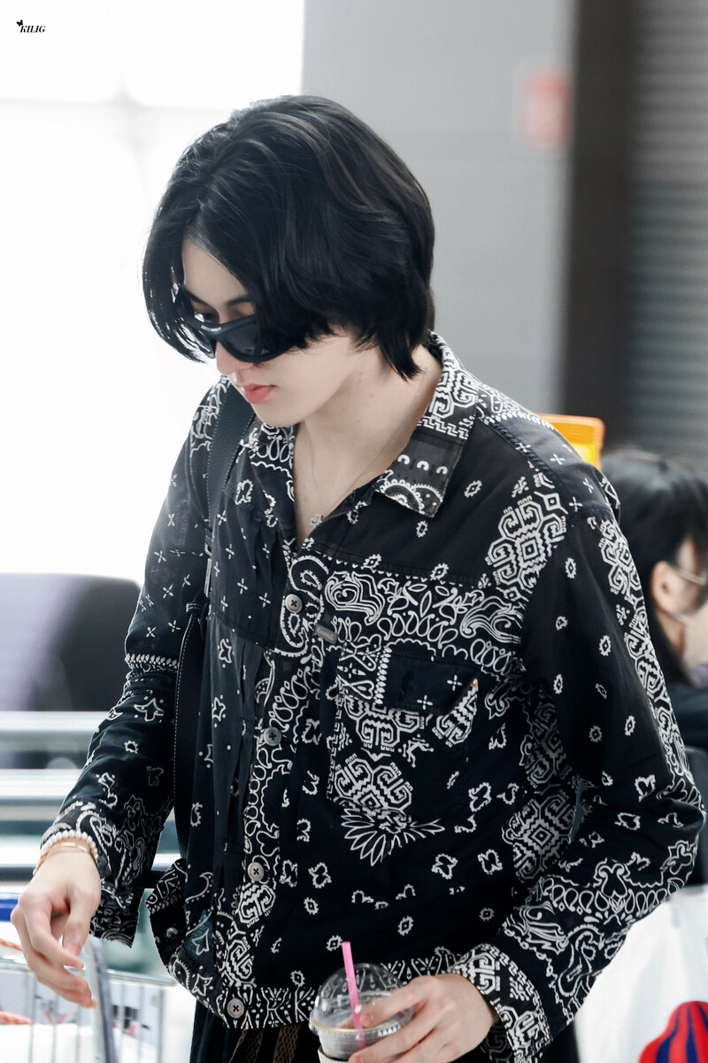 240712 TREASURE Haruto at Incheon International Airport documents 4