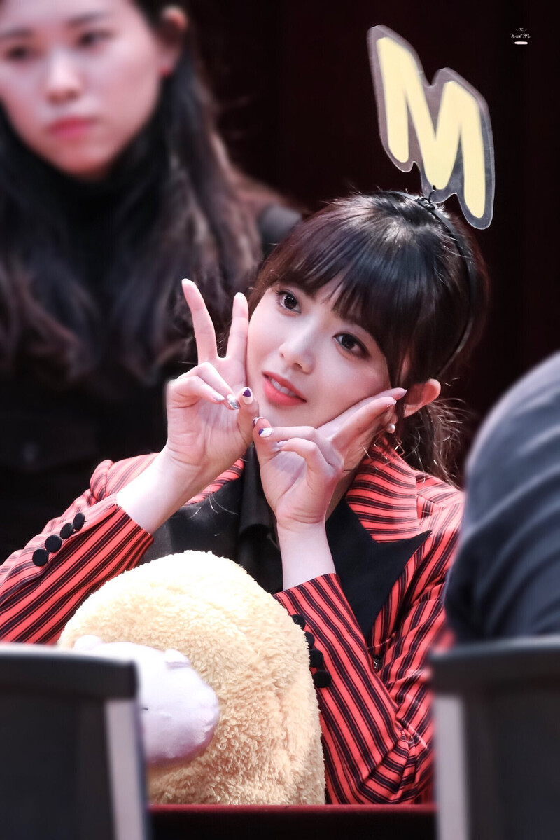 180302 Weki Meki Suyeon at 'Lucky' Fansign documents 1