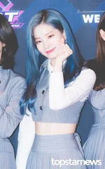 190502 Dahyun with blue hair at M Countdown photo time
