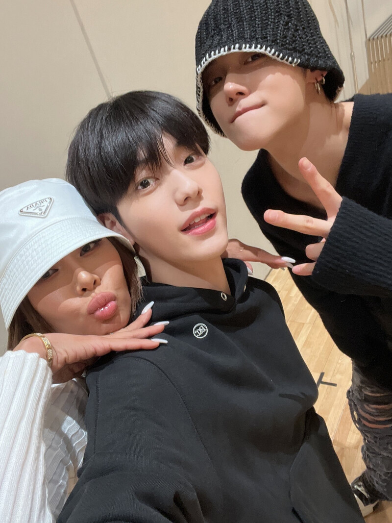 220422 TXT Twitter Update documents 1