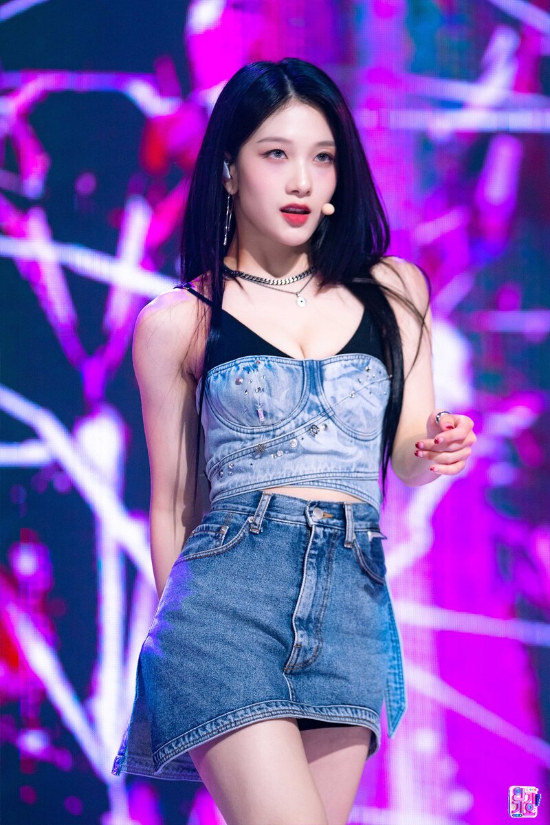 230618 fromis_9 Seoyeon - '#menow' at Inkigayo documents 3
