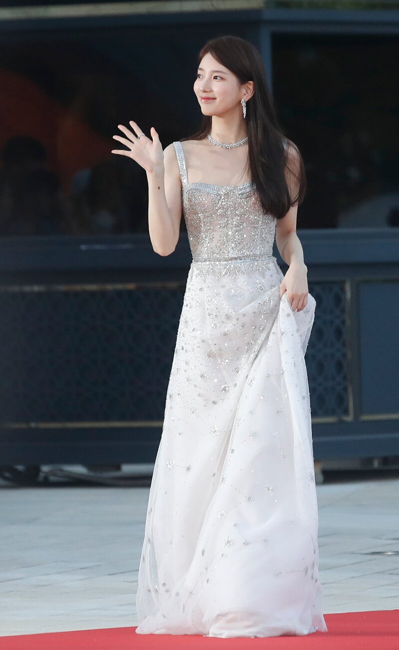 230719 Suzy at the 2nd Blue Dragon Series Awards Red Carpet documents 7