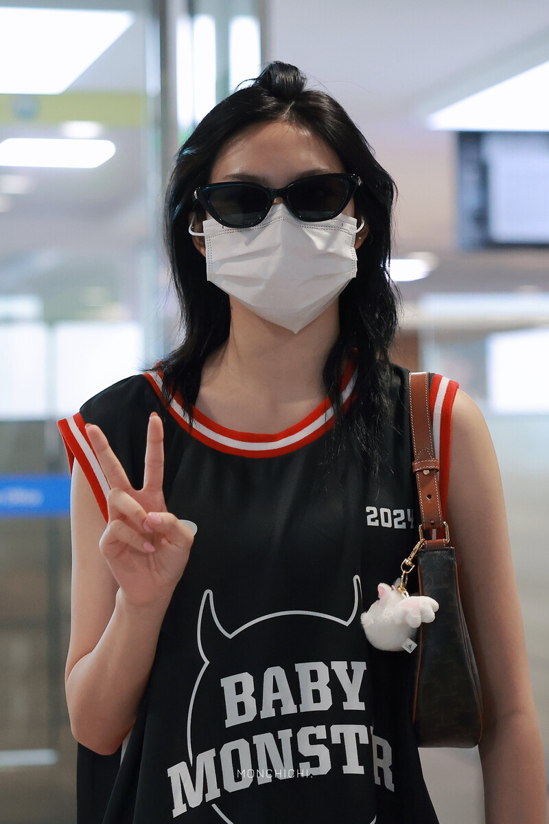 240801 BABYMONSTER Chiquita at Airport documents 9