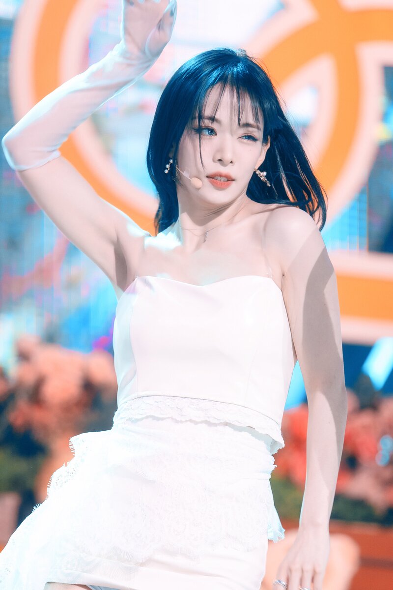 220123 fromis_9 Chaeyoung - 'DM' at Inkigayo documents 10