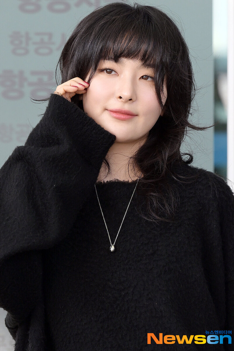 231210 Red Velvet Seulgi at Incheon International Airport documents 1