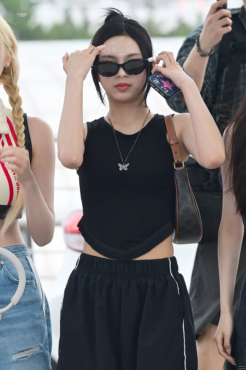 240729 BABYMONSTER Chiquita at Incheon International Airport documents 3