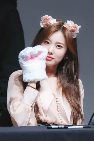 IZ*ONE Hyewon | 181102