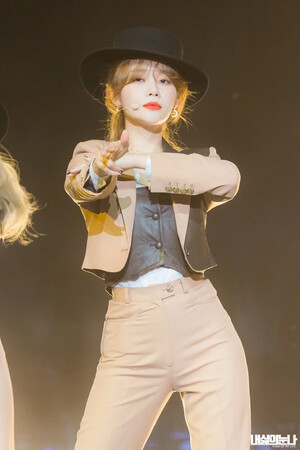 191126 AOA's Yuna at New Moon comeback showcase