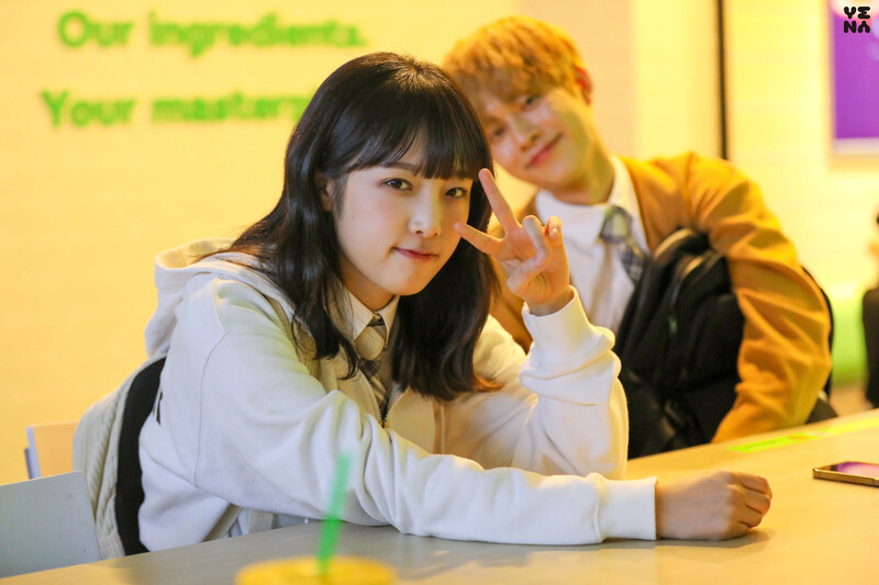 220217 Yuehua Naver Post - Yena with Jihan - World of My 17 S2 Behind documents 18