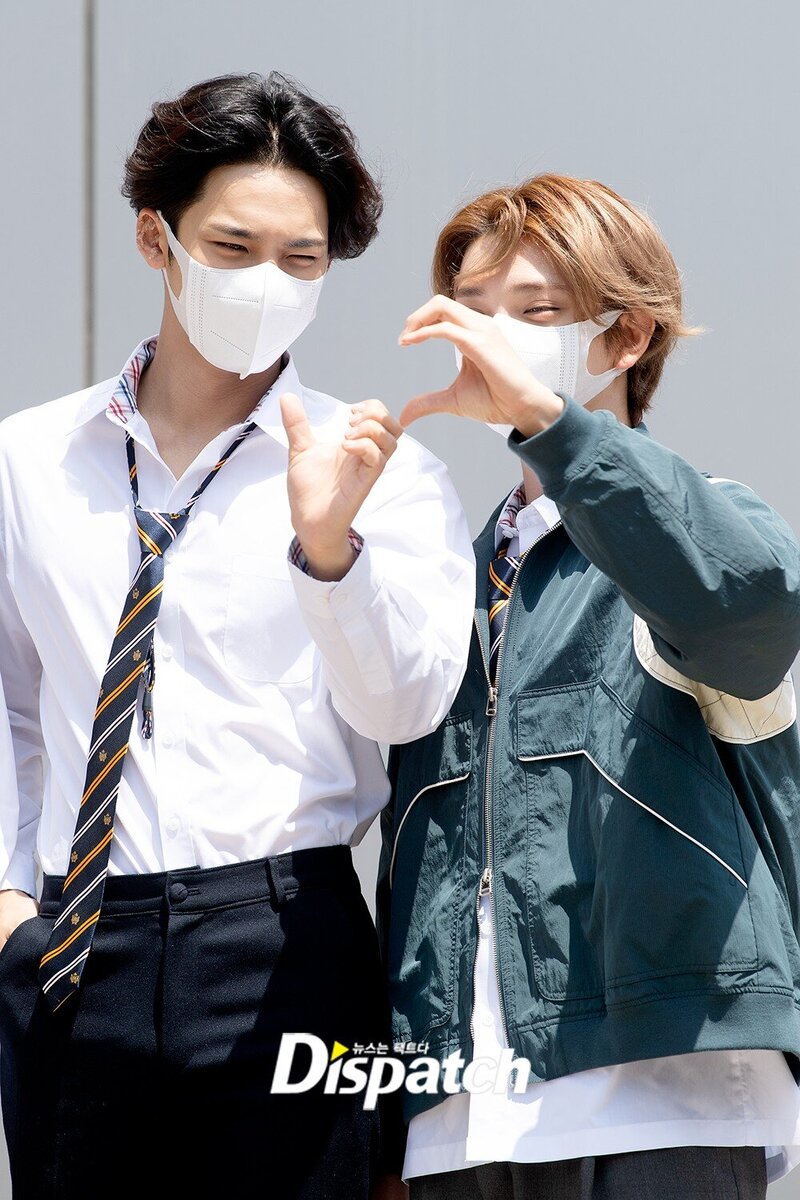 220512 Seventeen's Mingyu and Joshua on the Way to 'Knowing Bros' Filming documents 2