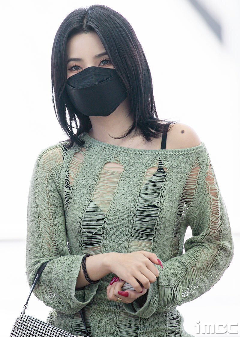 220513 (G)I-DLE Soyeon at Incheon International Airport for KPOP Flex in Germany documents 3