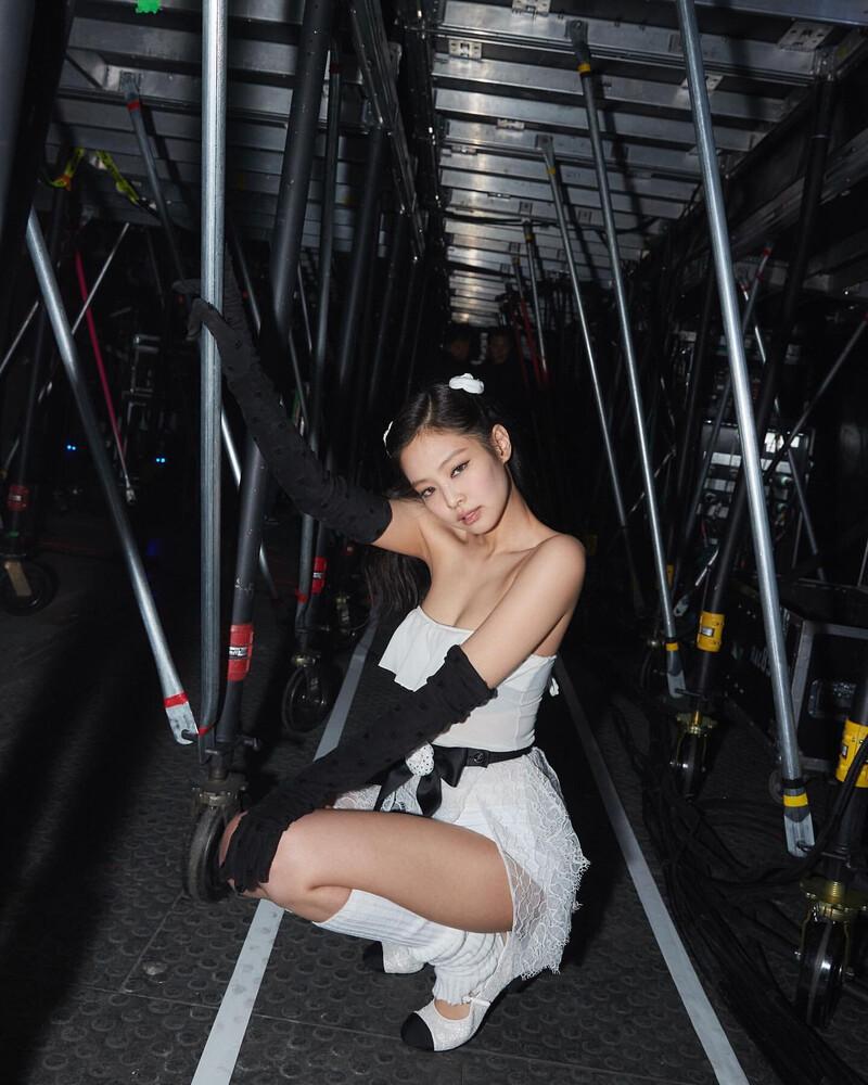 221215 - JENNIE Instagram Update documents 3