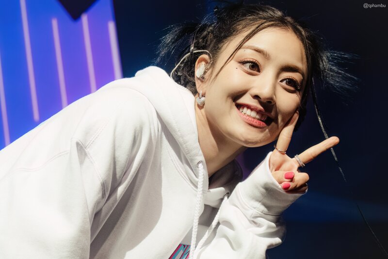230613 TWICE Jihyo - ‘READY TO BE’ World Tour in Oakland Day 2 documents 1
