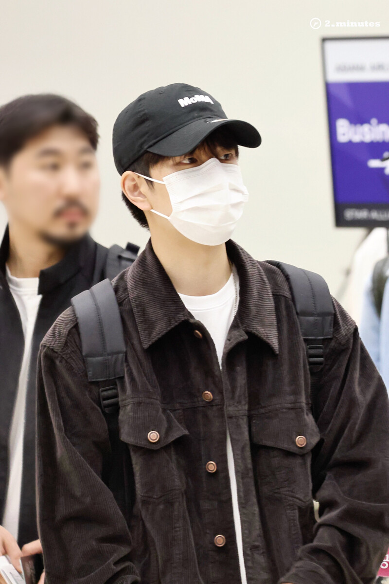 241110 SEUNGMIN at Gimpo Airport documents 2