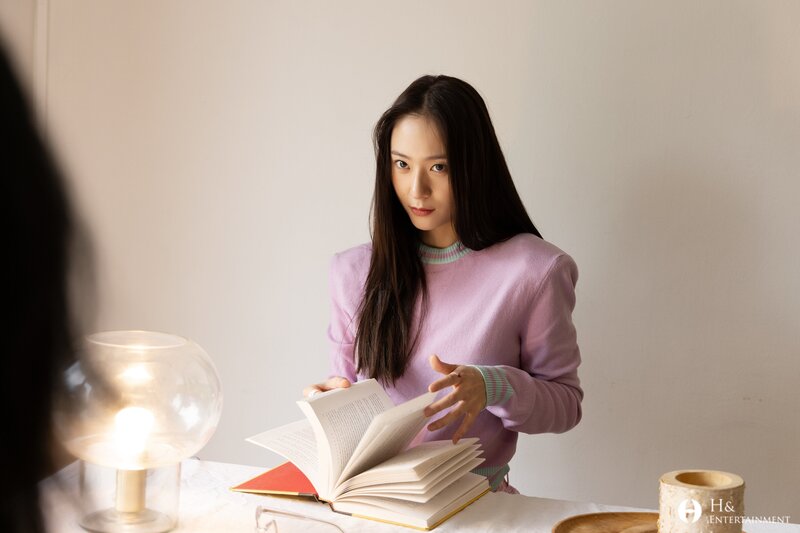 210812 H& Ent. Naver Post - Krystal's Big Issue Photoshoot Behind documents 4