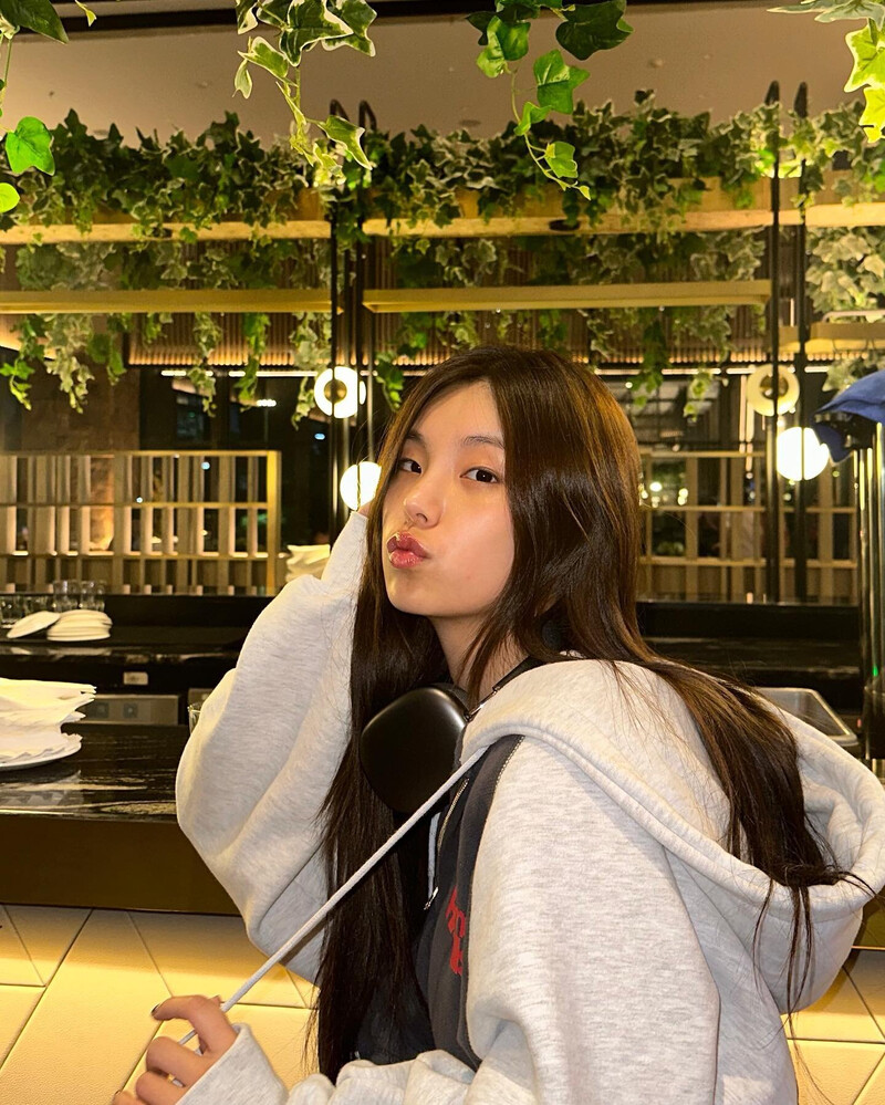 230206 ITZY Instagram Update - Yeji documents 5