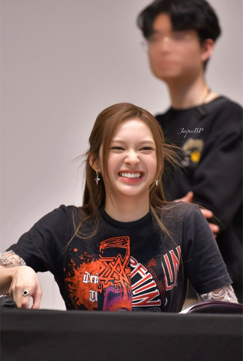240414 BABYMONSTER Chiquita - Weverse Fansign Event documents 1