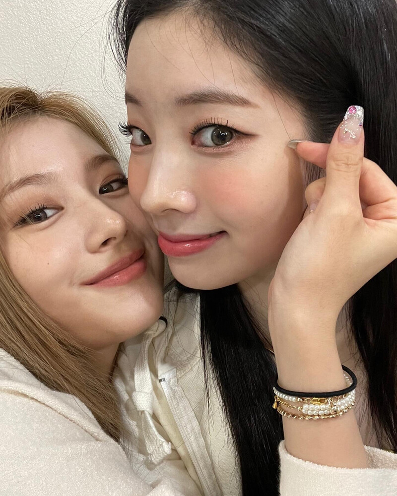 210620 TWICE Instagram Update - Sana & Dahyun documents 5