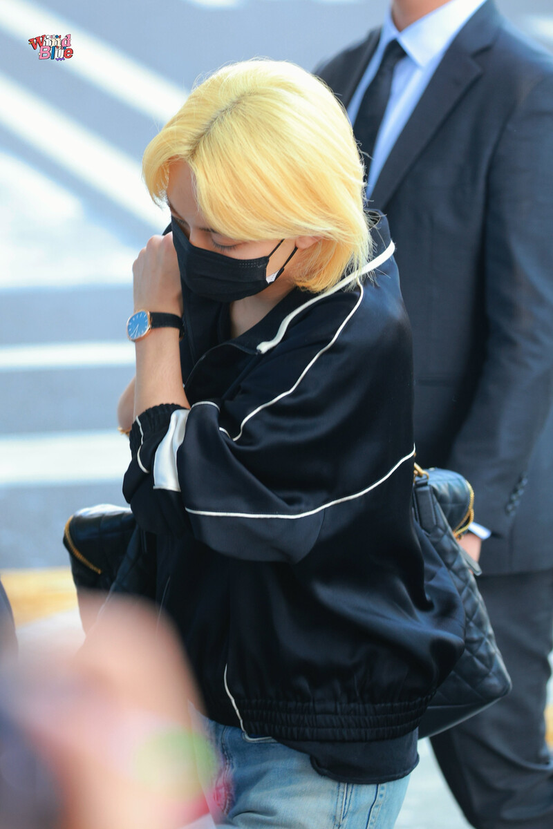 240625 SEVENTEEN Jeonghan at Incheon International Airport documents 11