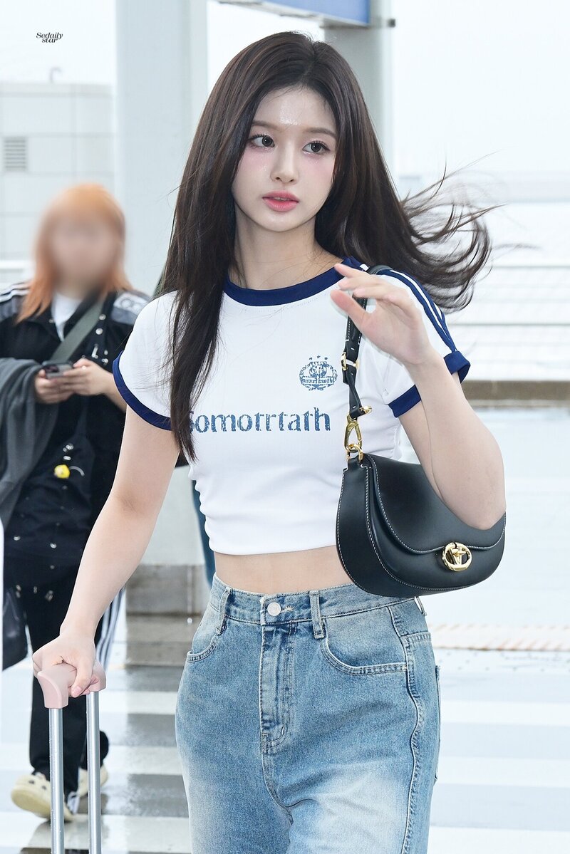 240718 NMIXX Sullyoon at Incheon International Airport documents 2
