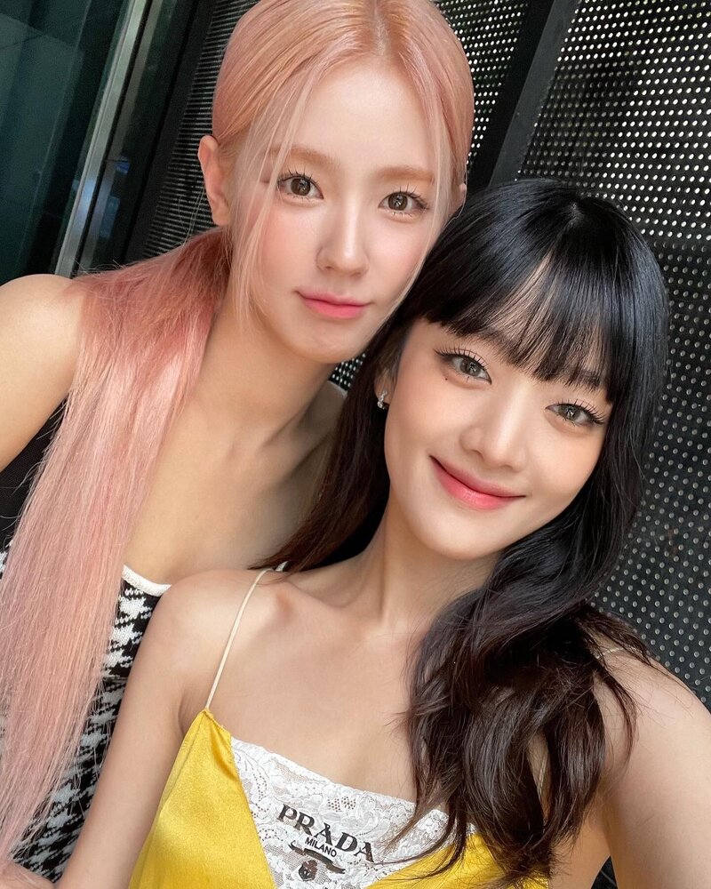 220819 (G)I-DLE Miyeon Instagram Update with Minnie documents 1