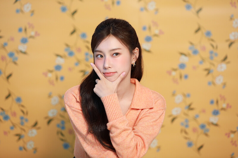 221029 8D Naver Post - Kang Hyewon - Manyo Factory Photoshoot Behind documents 19