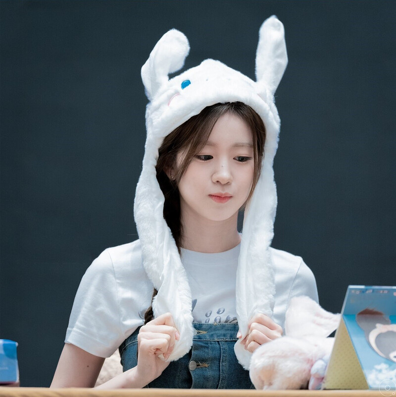 240804 WOOYEON of WOOAH at Fansign event & Commute documents 4