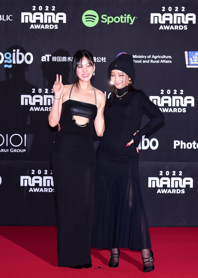221129 Hyolyn and BiBi at MAMA 2022Red Carpet documents 1