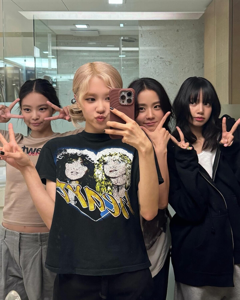 240810 - ROSÈ Instagram Update with BLACKPINK documents 1