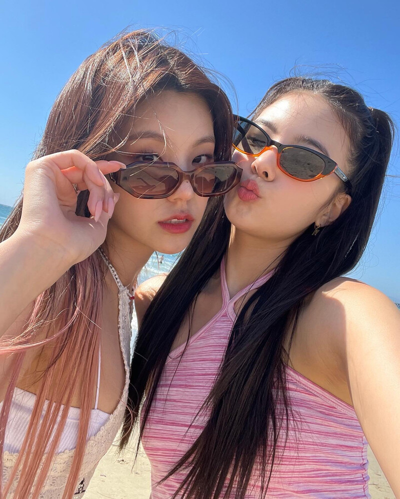 230526 - ITZY Lia Instagram Update with Yeji documents 2