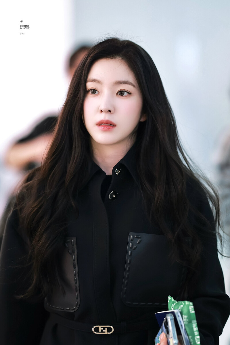 241227 Red Velvet Irene at Incheon Airport documents 11