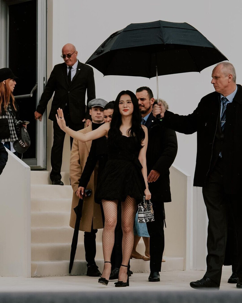 Massive crowds go wild for BLACKPINK's JISOO at DIOR SS23 Paris