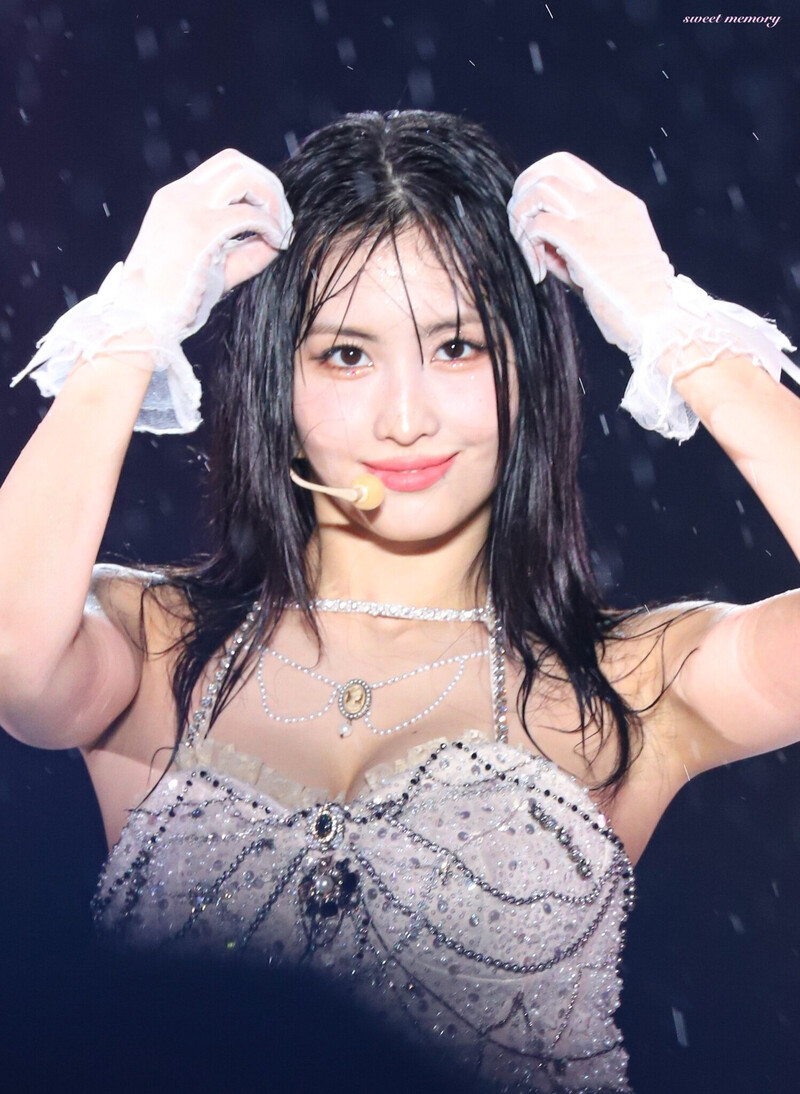 230513 TWICE Momo - ‘READY TO BE’ World Tour in Osaka Day 1 documents 1