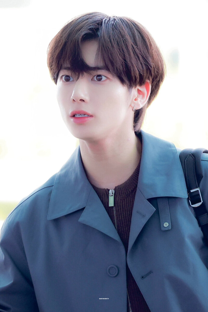 240619 TXT Taehyun at Incheon International Airport documents 2